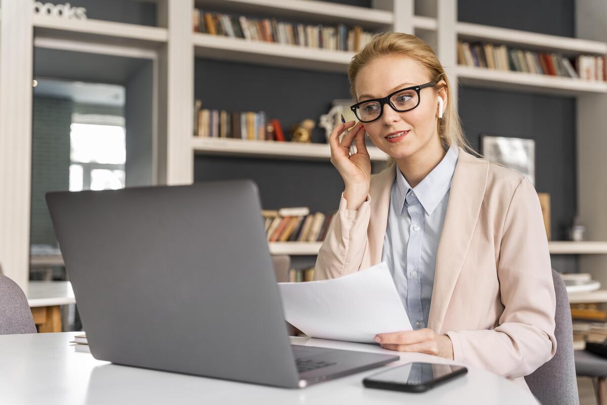 mujer viendo su computador